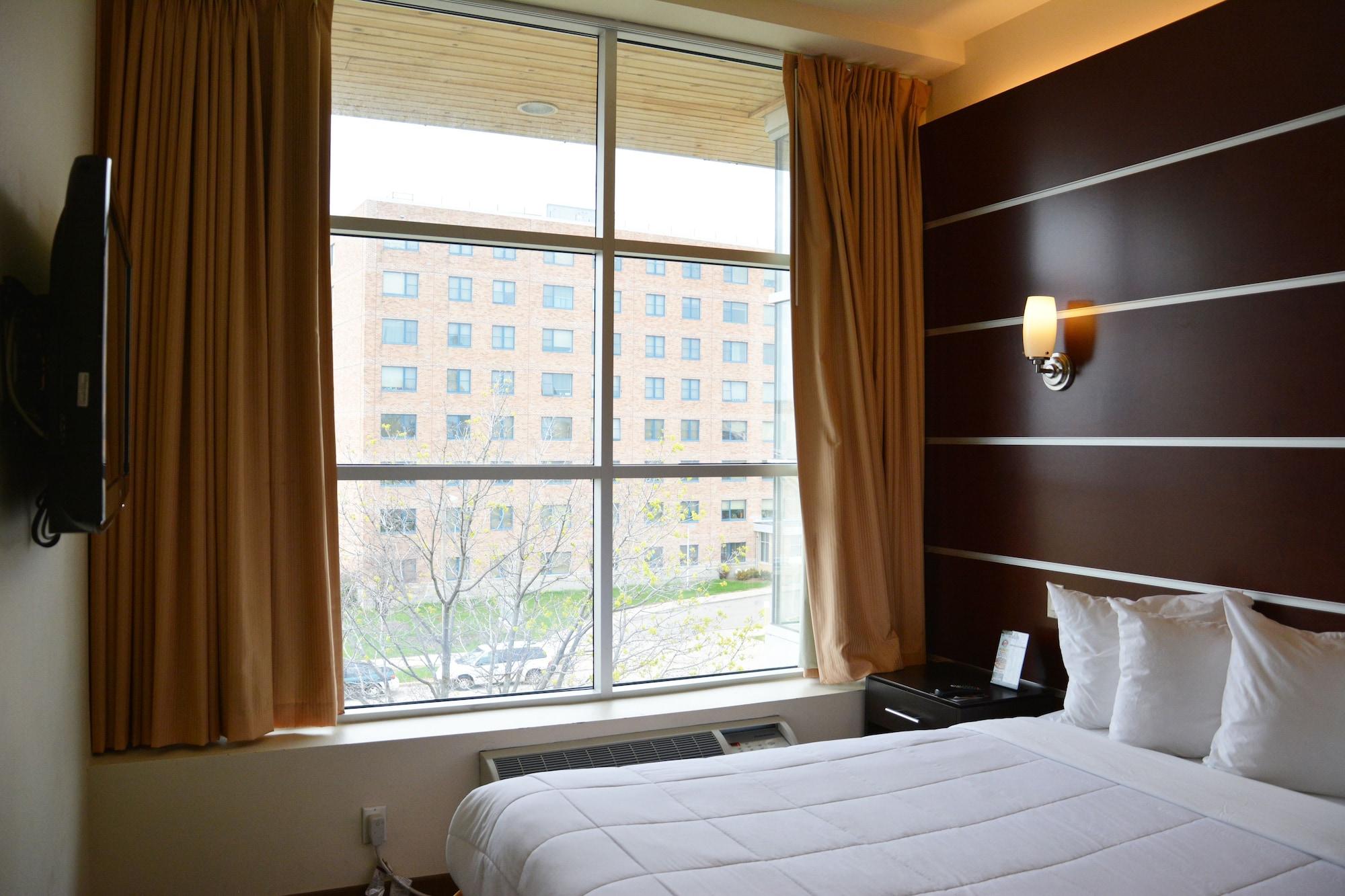 Days Inn & Suites By Wyndham Milwaukee Exterior photo