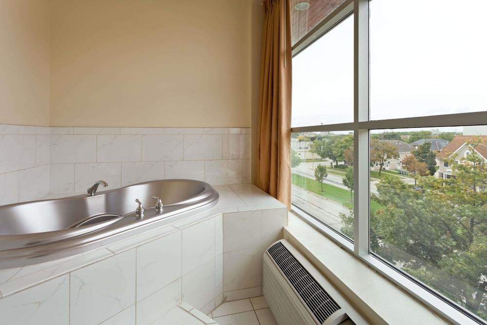 Days Inn & Suites By Wyndham Milwaukee Exterior photo