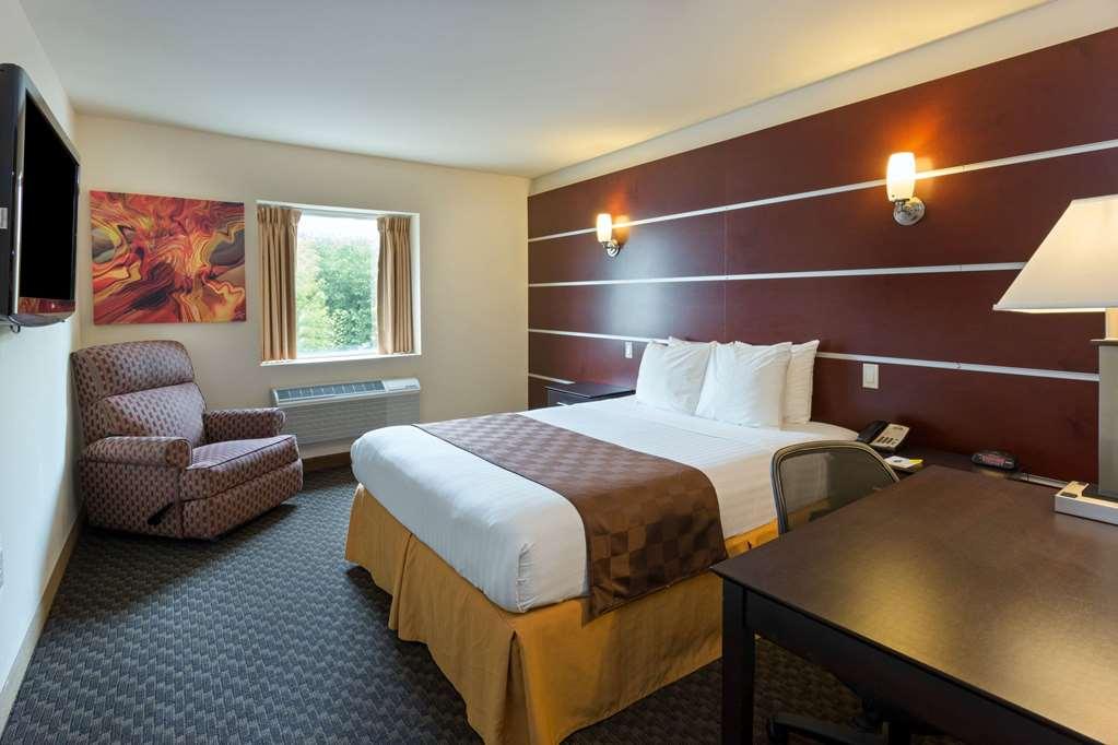 Days Inn & Suites By Wyndham Milwaukee Room photo